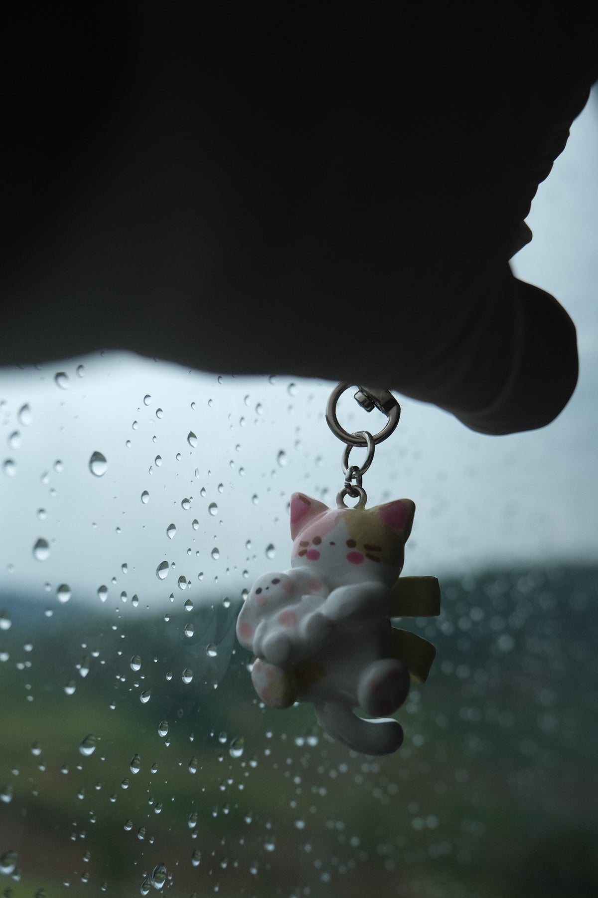 うさぎ抱っこ子猫 ピンクver.  チャーム