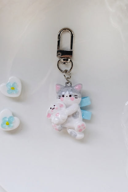 うさぎ抱っこ子猫 ブルーver. チャーム